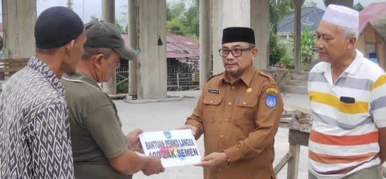 Penjabat Walikota Langsa Serahkan Bantuan Pembangunan Mesjid