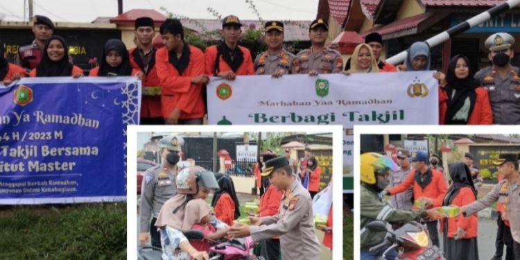 Polres Siak Dan Polsek Tualang Gandeng Mahasiswa Bagikan Takjil Ke Warga