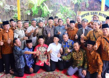 Dua Tokoh Daerah Bengkalis-Dumai Berikan Apreasi Kepada Pedagang Bakso