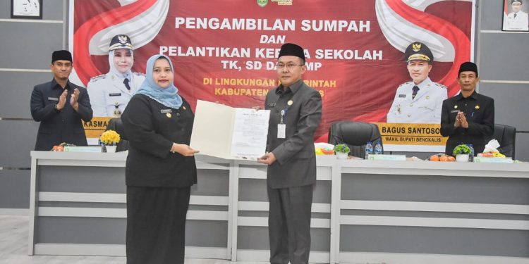 Bupati Bengkalis Kasmarni ketika menyerahkan surat perintah tugas kepada dr Ersan Saputra untuk menjadi Plt Sekda Bengkalis, di Gedung Bathin Betuah Kantor Camat Mandau.
