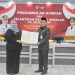 Bupati Bengkalis Kasmarni ketika menyerahkan surat perintah tugas kepada dr Ersan Saputra untuk menjadi Plt Sekda Bengkalis, di Gedung Bathin Betuah Kantor Camat Mandau.