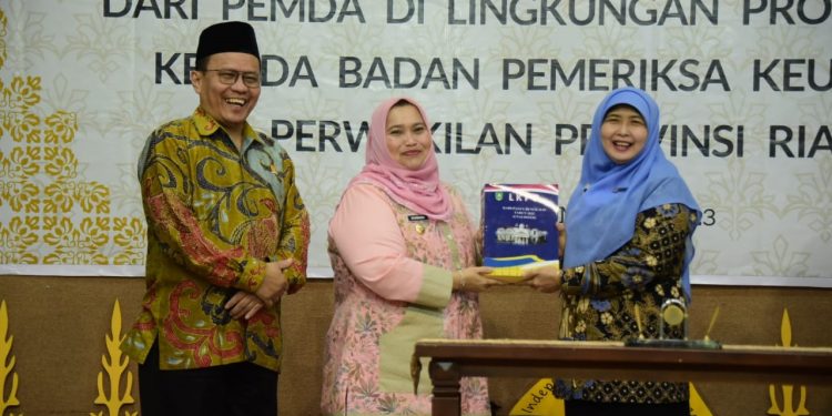 Bupati Kasmasni  Serahkan Laporan LKPJ TA 2022 Ke BPK RI