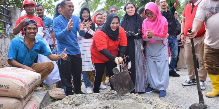 Bupati Kasmarni Ikut Gotong Royong Bersama Warga di Kel Pematang Pudu