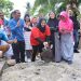 Bupati Kasmarni Ikut Gotong Royong Bersama Warga di Kel Pematang Pudu