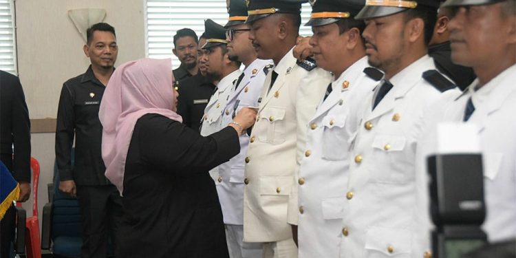 Bupati Bengkalis Kasmarni ketika menyaksikan penandatanganan berita acara usai pengambilan sumpah dan pelantikan Kepala Sekolah se Kabupaten Bengkalis, di Gedung Bathin Betuah Kantor Camat Mandau