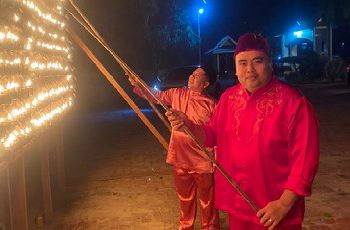 Malam “tujuhlikur”, Kadis PUPR Bengkalis Resmikan Lampu Colok dengan Miniatur “Beko”