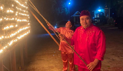 Malam “tujuhlikur”, Kadis PUPR Bengkalis Resmikan Lampu Colok dengan Miniatur “Beko”