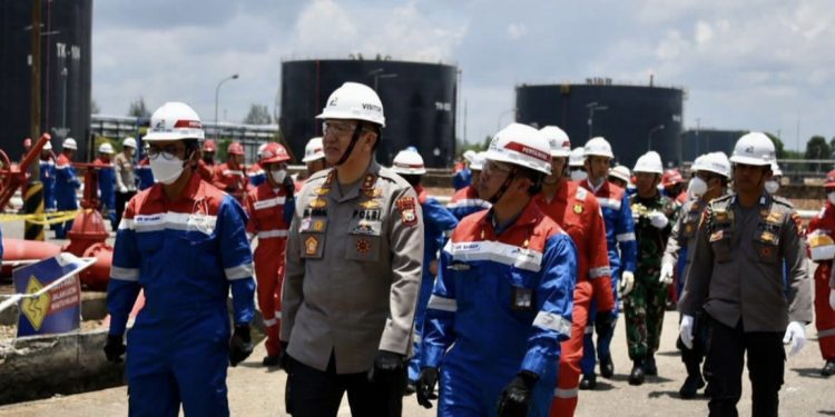 Kapolda Riau Tinjau Lokasi Ledakan, Pastikan Stok Minyak Aman Untuk Warga