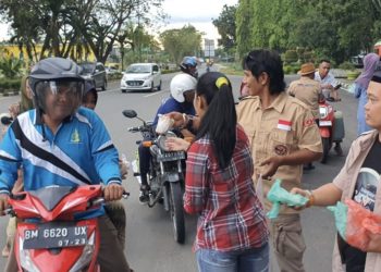 Berbagi Sesama, TLCI Chapter 2 Korwil Kampar Bagikan Takjil ke Warga 