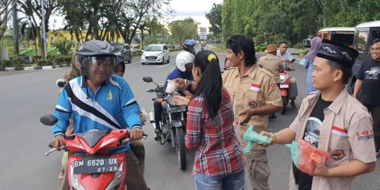 Berbagi Sesama, TLCI Chapter 2 Korwil Kampar Bagikan Takjil ke Warga