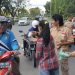 Berbagi Sesama, TLCI Chapter 2 Korwil Kampar Bagikan Takjil ke Warga