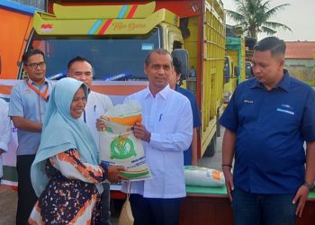 PJ Wali Kota Langsa Salurkan Bantuan Beras Pada Keluarga Penerima Manfaat