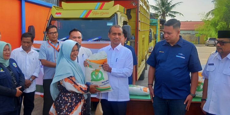 PJ Wali Kota Langsa Salurkan Bantuan Beras Pada Keluarga Penerima Manfaat