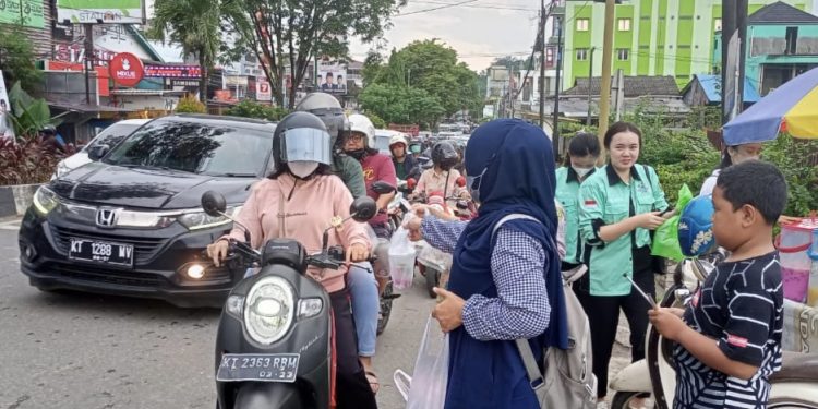 Berbagi Sesama, Prodi PG PAUD FKIP Universitas Widya Gama Mahakam Samarinda Berbagi Takjil