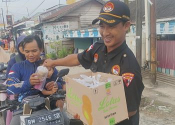 Peduli Sesama, LPKPI-RI Berbagi Takjil ke Masyarakat 