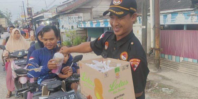 Peduli Sesama, LPKPI-RI Berbagi Takjil ke Masyarakat 