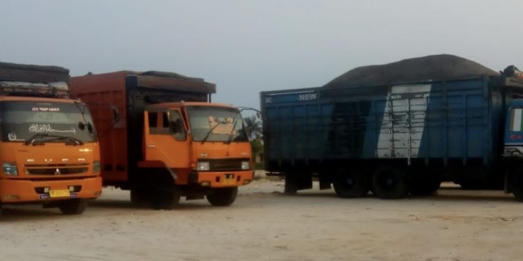 10 Unit Truk Angkut Cangkang Sawit Ke Pelabuhan Kuala Langsa Tertunda