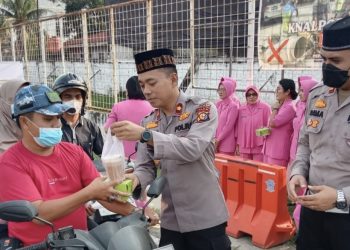 Peduli Warga, Polsek Tualang Bagikan 100 Paket Takjil Gratis