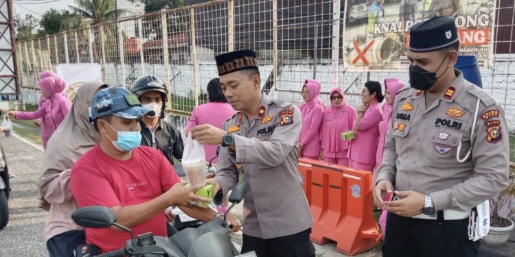 Peduli Warga, Polsek Tualang Bagikan 100 Paket Takjil Gratis