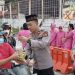 Peduli Warga, Polsek Tualang Bagikan 100 Paket Takjil Gratis
