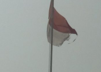 Keterlaluan, Bendera Sudah Sobek Masih Di Pakai SDN Cinta Raja