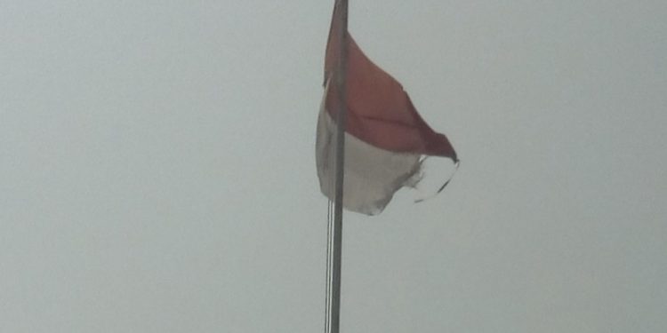 Keterlaluan, Bendera Sudah Sobek Masih Di Pakai SDN Cinta Raja