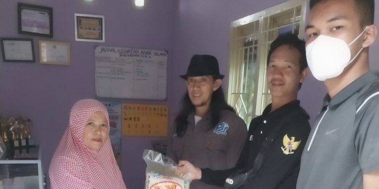 PJS Babel Dan Babel Berbagi Sembako Ke Panti Asuhan, Janda Serta Lansia