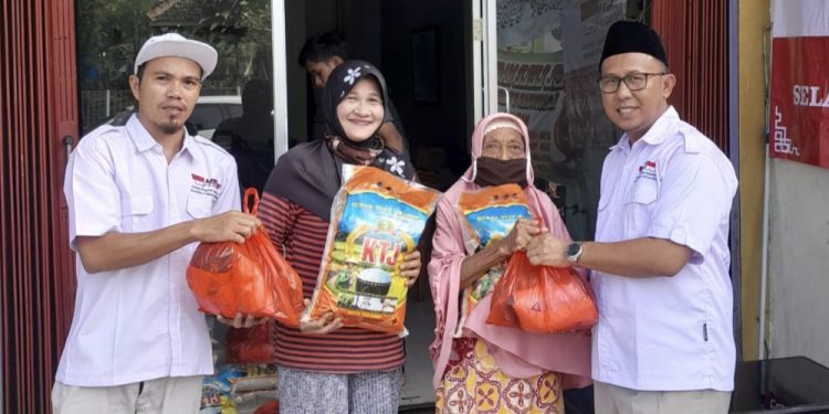 Peduli Sesama AETI Salurkan Paket Sembako Ke Warga Pangkalpinang