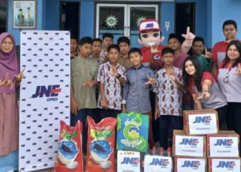 Selama Ramadan 1444 H, JNE Pekanbaru Berbagi Sesama 
