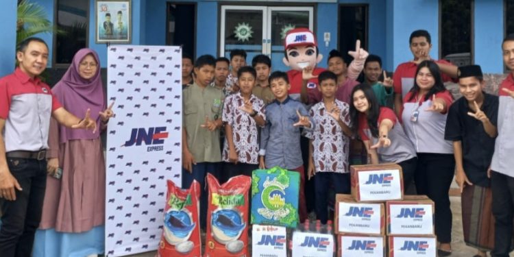 Selama Ramadan 1444 H, JNE Pekanbaru Berbagi Sesama