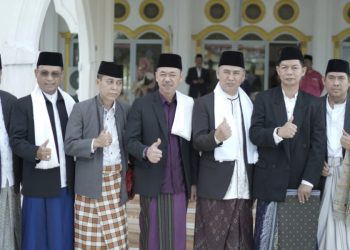 Afrizal Sintong Sholat Idul Fitri di Masjid Agung Al- Ikhlas 