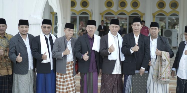 Afrizal Sintong Sholat Idul Fitri di Masjid Agung Al- Ikhlas