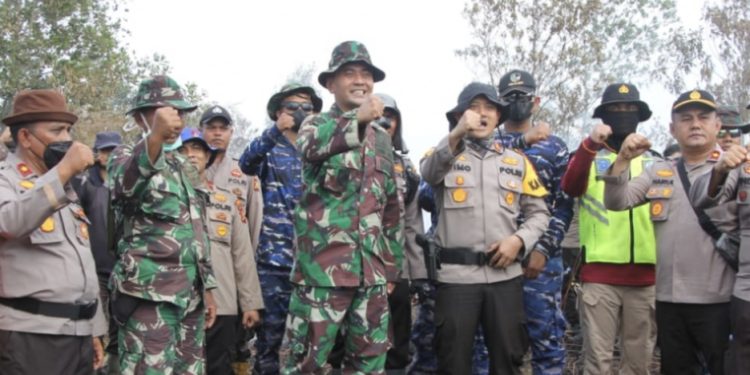 Tim Gabungan Polres Bengkalis dan Kodim 0303 Tak Kebal Lelah Padamkan Api Saat Lebaran