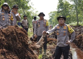 Satgas Polres Bengkalis Berjibaku Bantu Padamkan Karhutla di Wilayah Dumai 