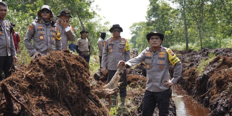 Satgas Polres Bengkalis Berjibaku Bantu Padamkan Karhutla di Wilayah Dumai 