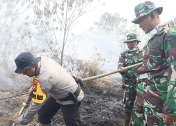 Sinergi Polres Bengkalis dan Kodim 0303 Padamkan Karlahut 