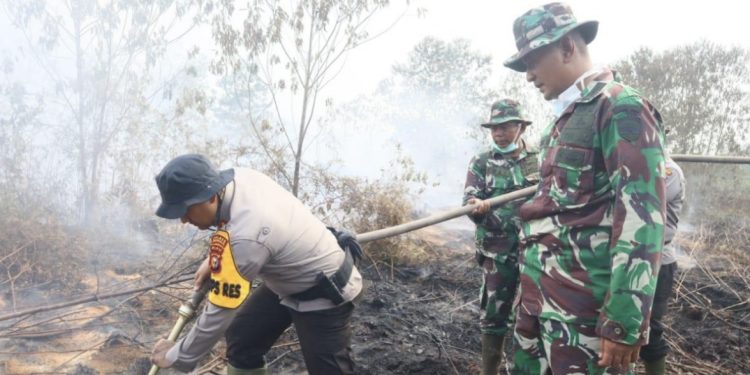 Sinergi Polres Bengkalis dan Kodim 0303 Padamkan Karlahut 