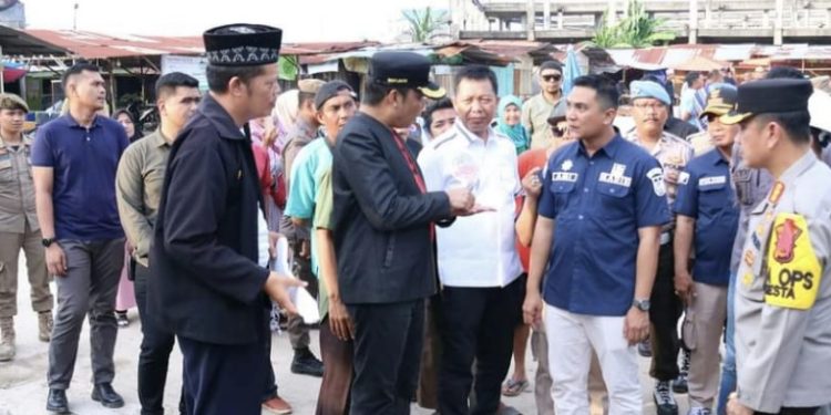 Pj Wali Kota Pekanbaru Serahkan Kios TPS di Pasar Cik Puan