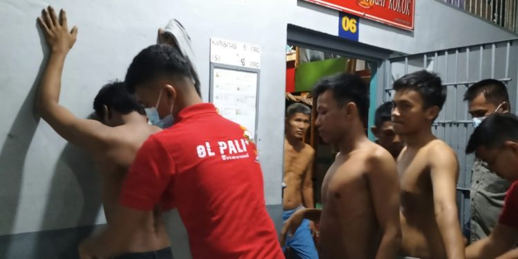 Kalapas Bengkalis dan Sat Ops Patnal Geledah Rutan Kamar Hunian Dalam Cipta Kondisi Kamtib