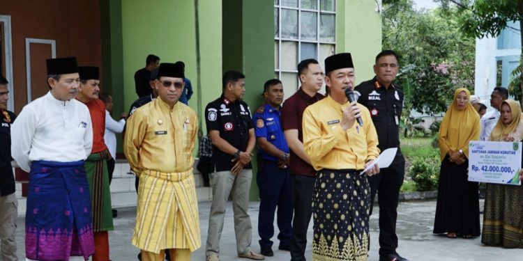 Afrizal Sintong Serahkan Santunan BPJS Ke Keluarga Pegawai Satpol PP