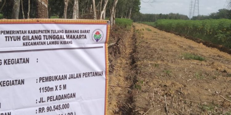 Pemdes Gilang Tunggal Makarta Laksanakan Pembukaan Bahu Jalan