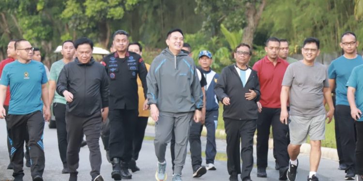 Kapolda Riau Olahraga Pagi Bersama Menkopolhukam RI Dan Rombongan