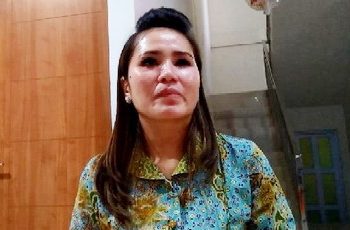 Heldy Susanti saat memberikan keterangan pers di perumahan de Casablanca Pekanbaru, Jumat (9/6/23)
