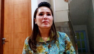 Heldy Susanti saat memberikan keterangan pers di perumahan de Casablanca Pekanbaru, Jumat (9/6/23)