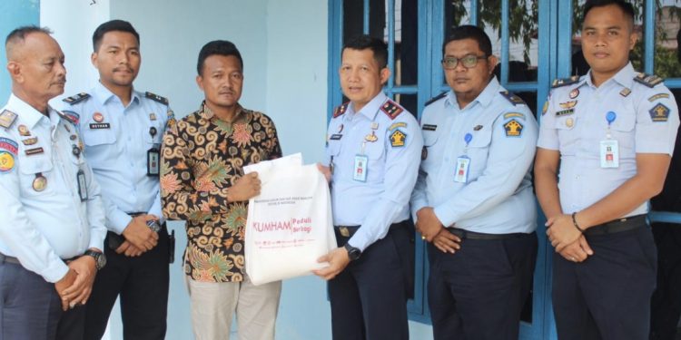 Keluarga Besar Lapas Bengkalis Bantu Korban Kebakaran Didesa Senggoro