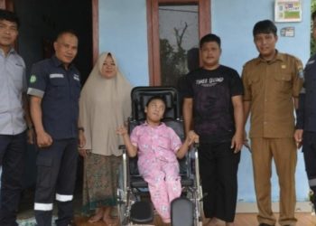 Lia Terharu Terima Kursi Dari PT Timah Tbk Untuk Putrinya 