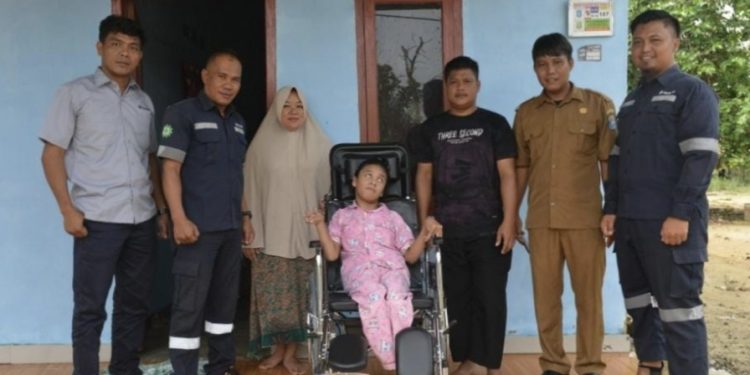 Lia Terharu Terima Kursi Dari PT Timah Tbk Untuk Putrinya 