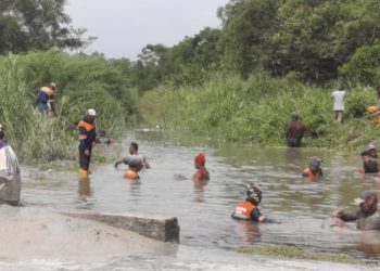Atasi Banjir, Satgas DLH Rohil Bersihkan Saluran Air 