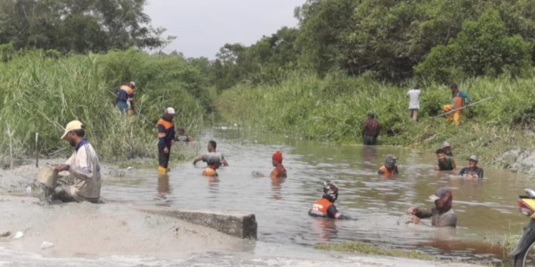 Atasi Banjir, Satgas DLH Rohil Bersihkan Saluran Air