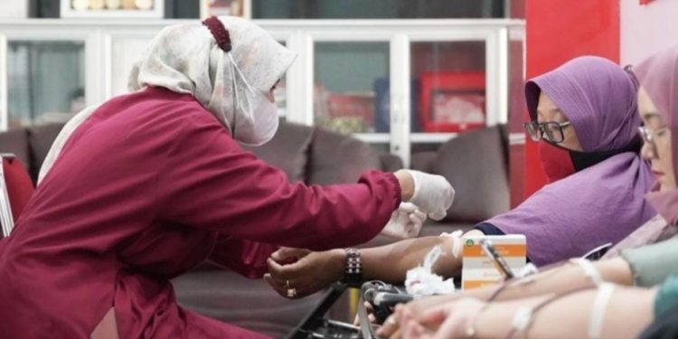 Peringati Hari Donor Darah Sedunia, PT Timah Bagikan Ratusan Karung Beras ke PMI Bangka Belitung